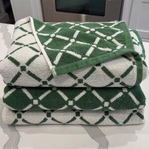 Superior Reversible Diamond Cotton
Bath Towel (Set of 3)